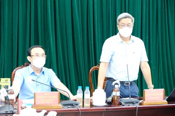 HCMC Party Chief visits confirmed Covid-19 cases in field hospital ảnh 8