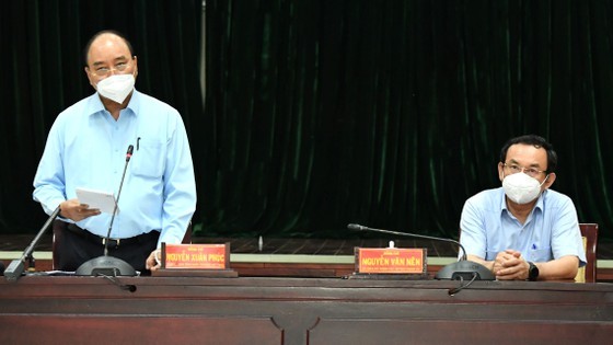 State President visits pandemic-stricken HCMC ảnh 2
