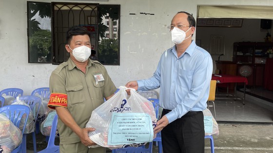 HCMC's leaders praises local community- based monitoring model amidst pandemic ảnh 4