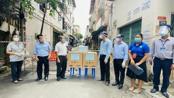 HCMC's leaders praises local community- based monitoring model amidst pandemic ảnh 5