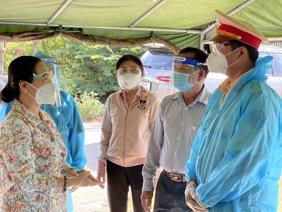 HCMC's leaders praises local community- based monitoring model amidst pandemic ảnh 6