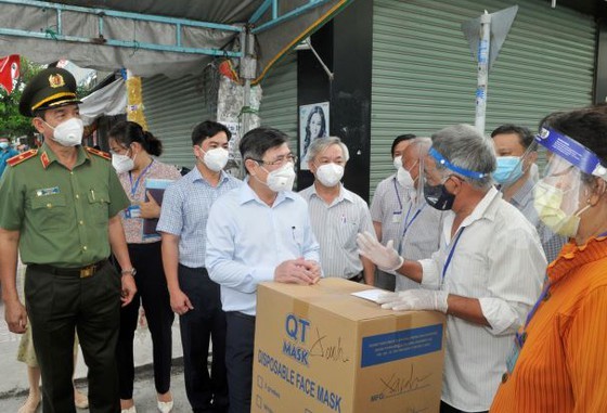 HCMC to launch in-home vaccination program ảnh 3