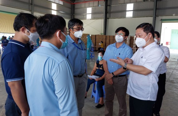 "Three on the spot" businesses asked to quickly implement Covid-19 vaccination ảnh 1