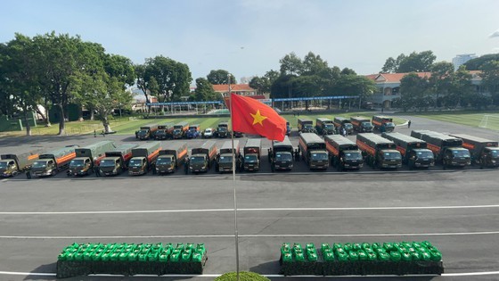 HCMC High Command presents 100,000 Covid-19 relief aids to needy people ảnh 6
