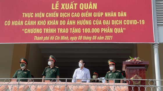 HCMC High Command presents 100,000 Covid-19 relief aids to needy people ảnh 1