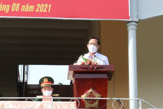 HCMC High Command presents 100,000 Covid-19 relief aids to needy people ảnh 2