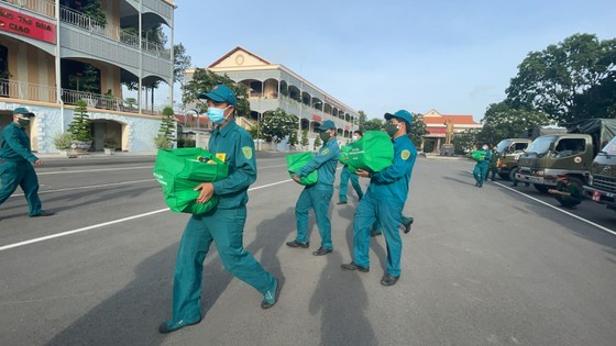 HCMC High Command presents 100,000 Covid-19 relief aids to needy people ảnh 5
