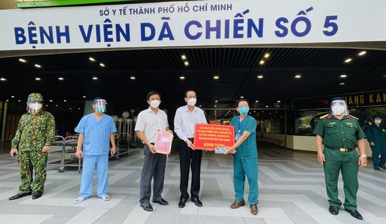 HCMC greatly appreciates frontline workers’ dedication ảnh 1