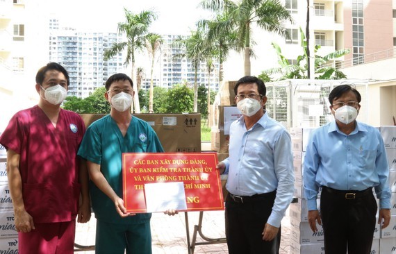 HCMC greatly appreciates frontline workers’ dedication ảnh 5