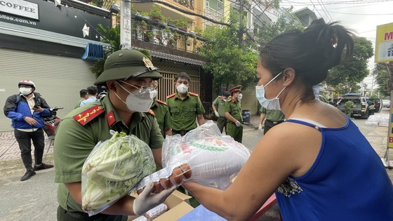 HCMC Police hands over hundreds of tons of rice, essential goods to needy people ảnh 14
