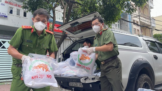 HCMC Police hands over hundreds of tons of rice, essential goods to needy people ảnh 3