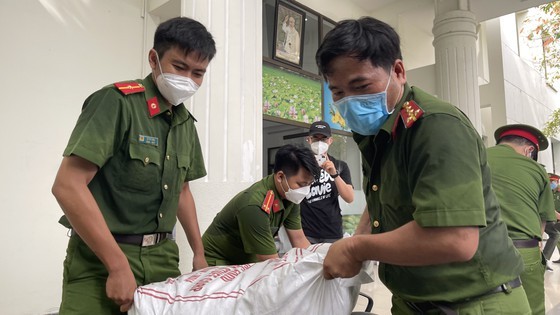 HCMC Police hands over hundreds of tons of rice, essential goods to needy people ảnh 6