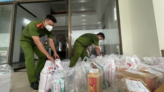 HCMC Police hands over hundreds of tons of rice, essential goods to needy people ảnh 7