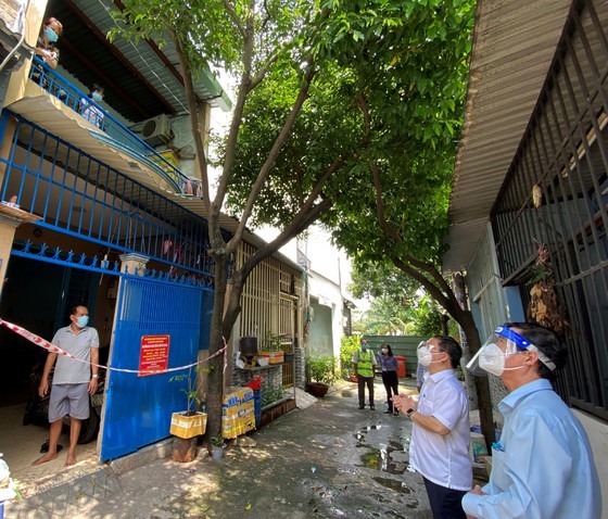 HCMC’s Vice chairman inspects home isolation for asymptomatic cases in Hoc Mon ảnh 5