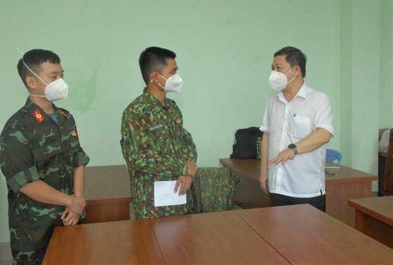 HCMC’s Vice chairman inspects home isolation for asymptomatic cases in Hoc Mon ảnh 6