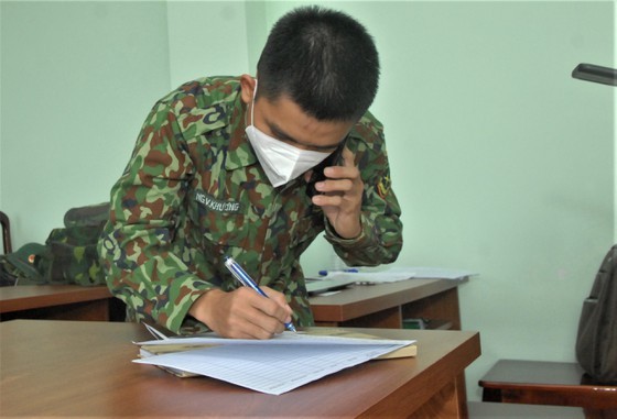 HCMC’s Vice chairman inspects home isolation for asymptomatic cases in Hoc Mon ảnh 7