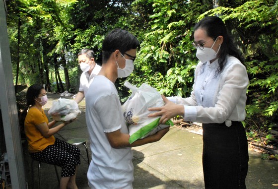 HCMC’s Vice chairman inspects home isolation for asymptomatic cases in Hoc Mon ảnh 2
