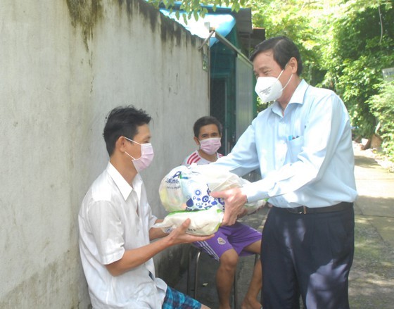 HCMC’s Vice chairman inspects home isolation for asymptomatic cases in Hoc Mon ảnh 3