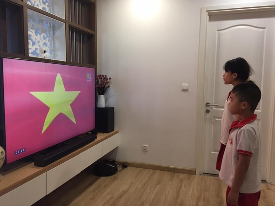 New academic year in full distance learning begins across country amid pandemic ảnh 11