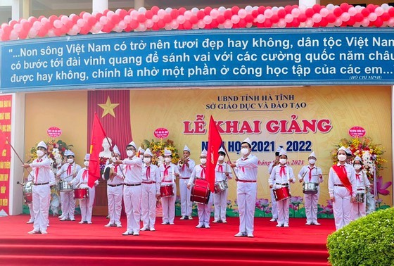 New academic year in full distance learning begins across country amid pandemic ảnh 12
