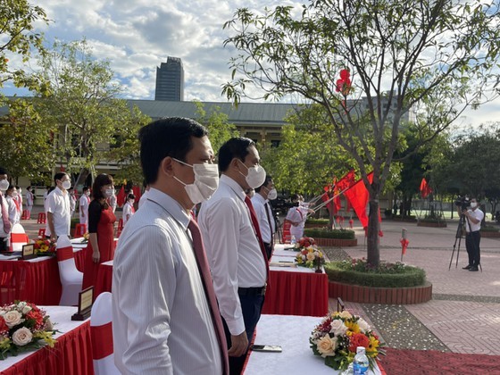 New academic year in full distance learning begins across country amid pandemic ảnh 13