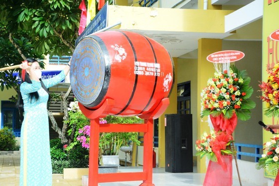 New academic year in full distance learning begins across country amid pandemic ảnh 15