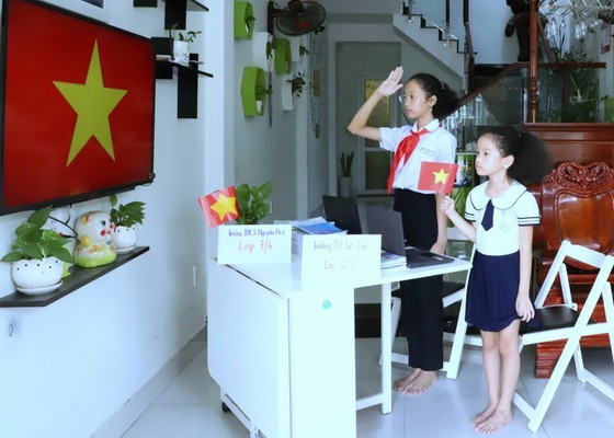 New academic year in full distance learning begins across country amid pandemic ảnh 17
