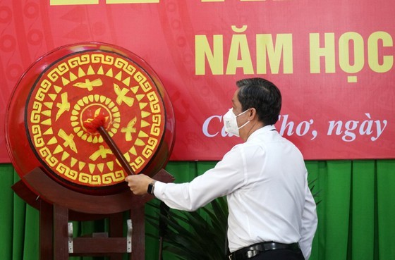 New academic year in full distance learning begins across country amid pandemic ảnh 22