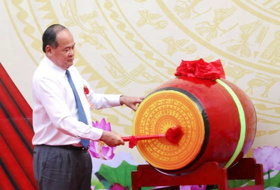 New academic year in full distance learning begins across country amid pandemic ảnh 23