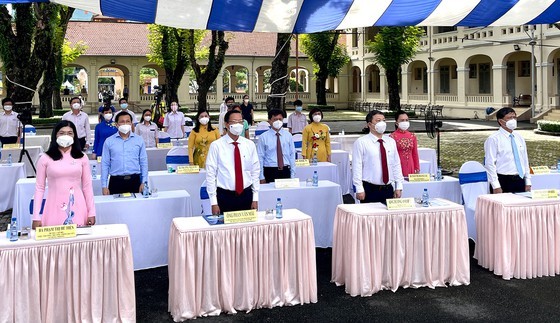 New academic year in full distance learning begins across country amid pandemic ảnh 2