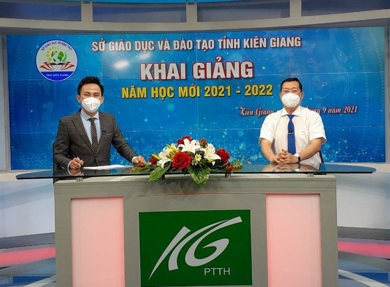 New academic year in full distance learning begins across country amid pandemic ảnh 24