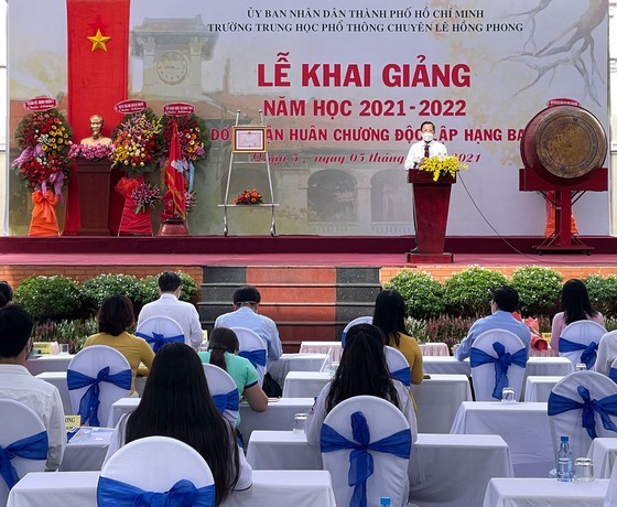 New academic year in full distance learning begins across country amid pandemic ảnh 4