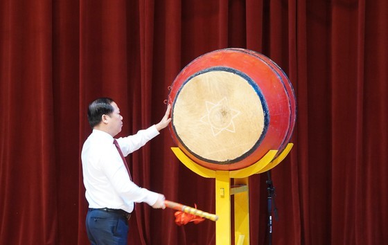 New academic year in full distance learning begins across country amid pandemic ảnh 21