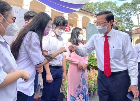 New academic year in full distance learning begins across country amid pandemic ảnh 6