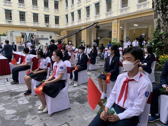 New academic year in full distance learning begins across country amid pandemic ảnh 8