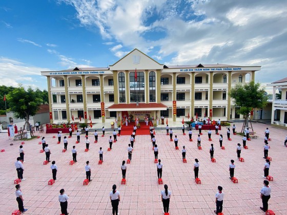 New academic year in full distance learning begins across country amid pandemic ảnh 9