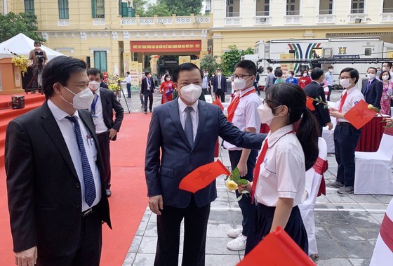 New academic year in full distance learning begins across country amid pandemic ảnh 10