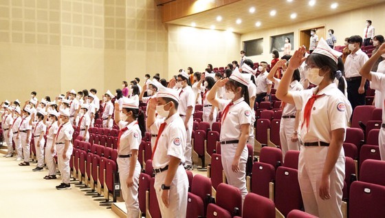 New academic year in full distance learning begins across country amid pandemic ảnh 20