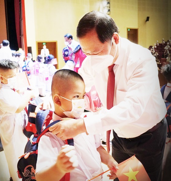 New academic year in full distance learning begins across country amid pandemic ảnh 19