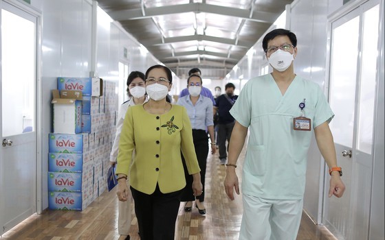 HCMC’s leaders extend gratitude to frontline healthcare workers ảnh 12