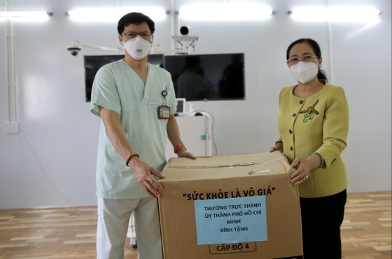 HCMC’s leaders extend gratitude to frontline healthcare workers ảnh 16