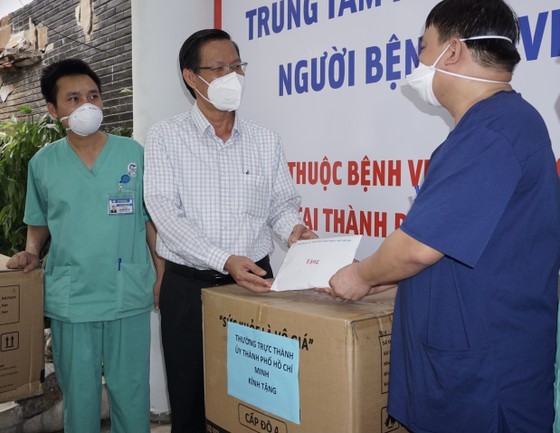 HCMC’s leaders extend gratitude to frontline healthcare workers ảnh 2