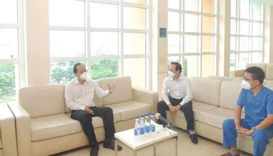 HCMC’s leaders extend gratitude to frontline healthcare workers ảnh 3