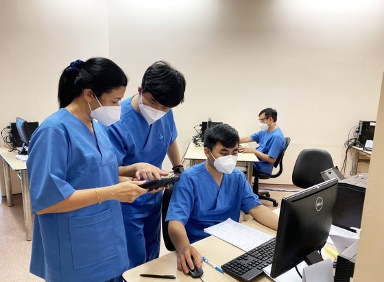 HCMC’s leaders extend gratitude to frontline healthcare workers ảnh 4