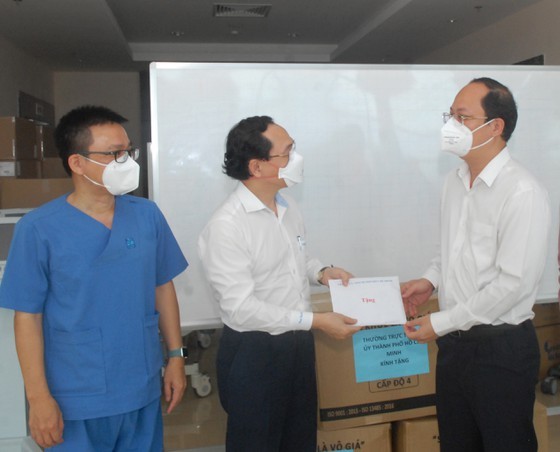HCMC’s leaders extend gratitude to frontline healthcare workers ảnh 5