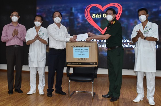 HCMC’s leaders extend gratitude to frontline healthcare workers ảnh 6