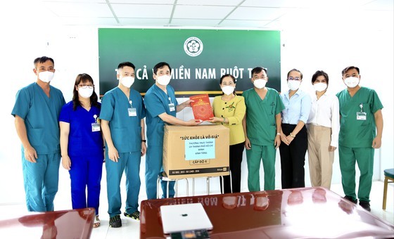 HCMC’s leaders extend gratitude to frontline healthcare workers ảnh 8