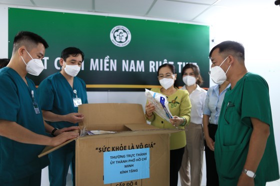 HCMC’s leaders extend gratitude to frontline healthcare workers ảnh 10