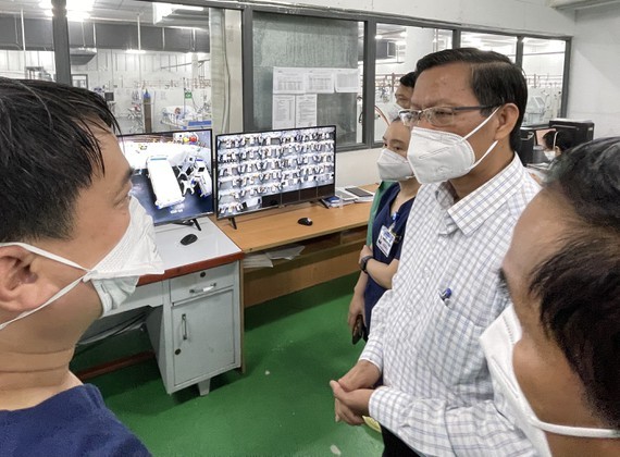 HCMC’s leaders extend gratitude to frontline healthcare workers ảnh 1