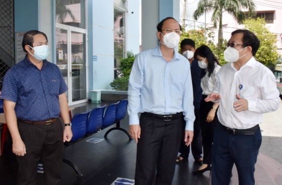 Deputy Party Secretary of HCMC visits, presents gifts to health clinics ảnh 4